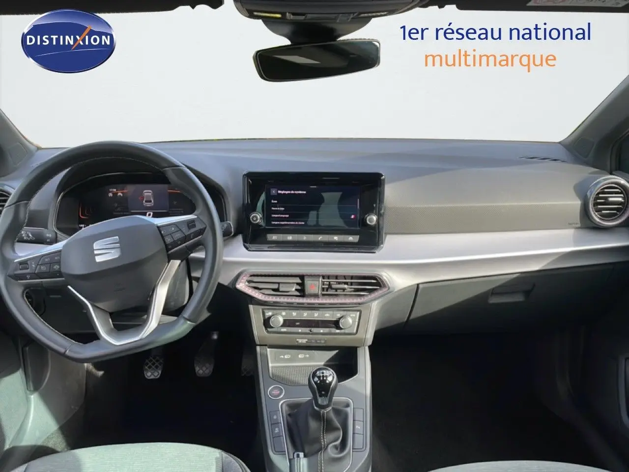 Vue intérieure avant du tableau de bord de la SEAT Ibiza 2025 avec volant multifonction et écran tactile central.