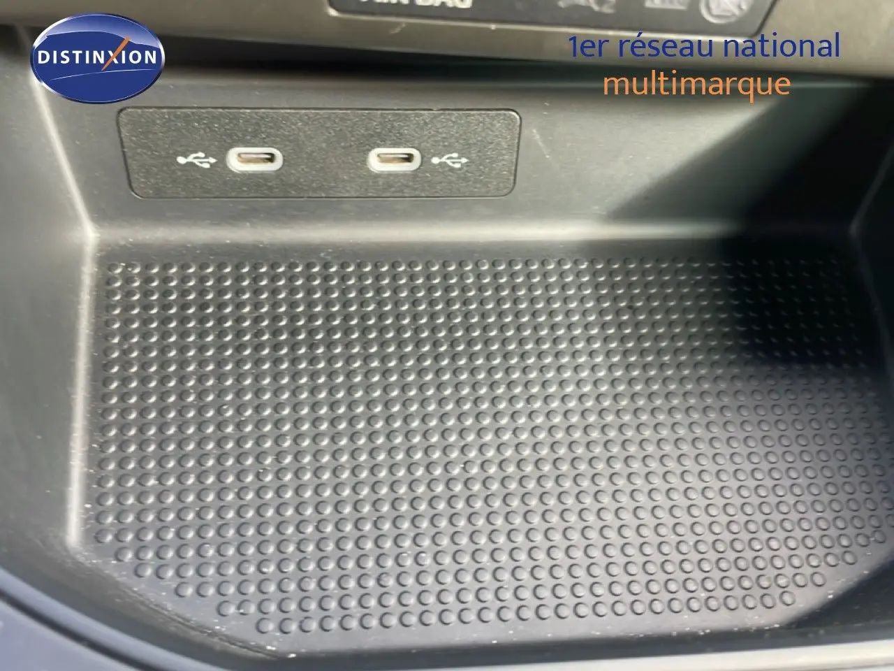 Gros plan sur la zone de recharge avec deux ports USB-C dans l'habitacle de la SEAT Ibiza 2025.