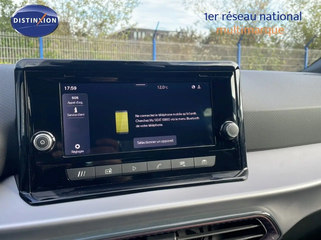 Écran tactile central de la SEAT Ibiza 2025, affichant le menu Bluetooth, intérieur clair avec tableau de bord moderne.