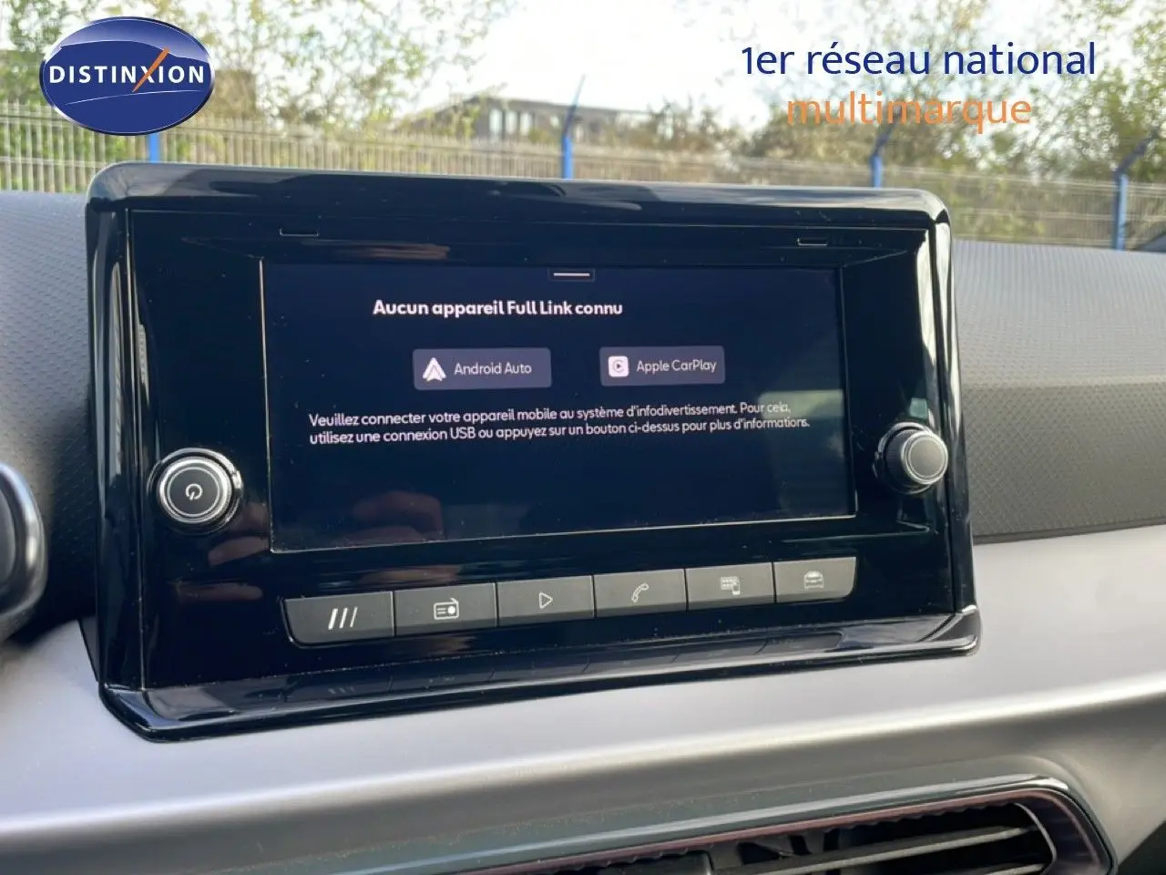 Écran tactile central du tableau de bord de la SEAT Ibiza bleu Fjord, affichant les options Android Auto et Apple CarPlay.