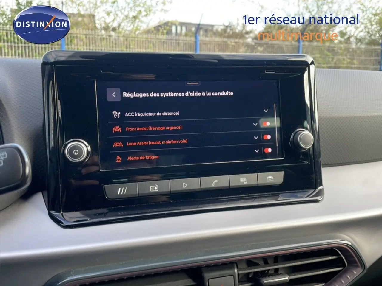 Écran tactile central du tableau de bord de la SEAT Ibiza bleu Fjord 2025 affichant les réglages d’aide à la conduite.