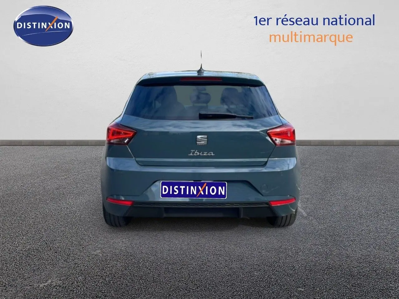 Vue arrière d'une SEAT Ibiza bleu fjord 2025, avec feux arrière anguleux et logo distinctif au centre du hayon.