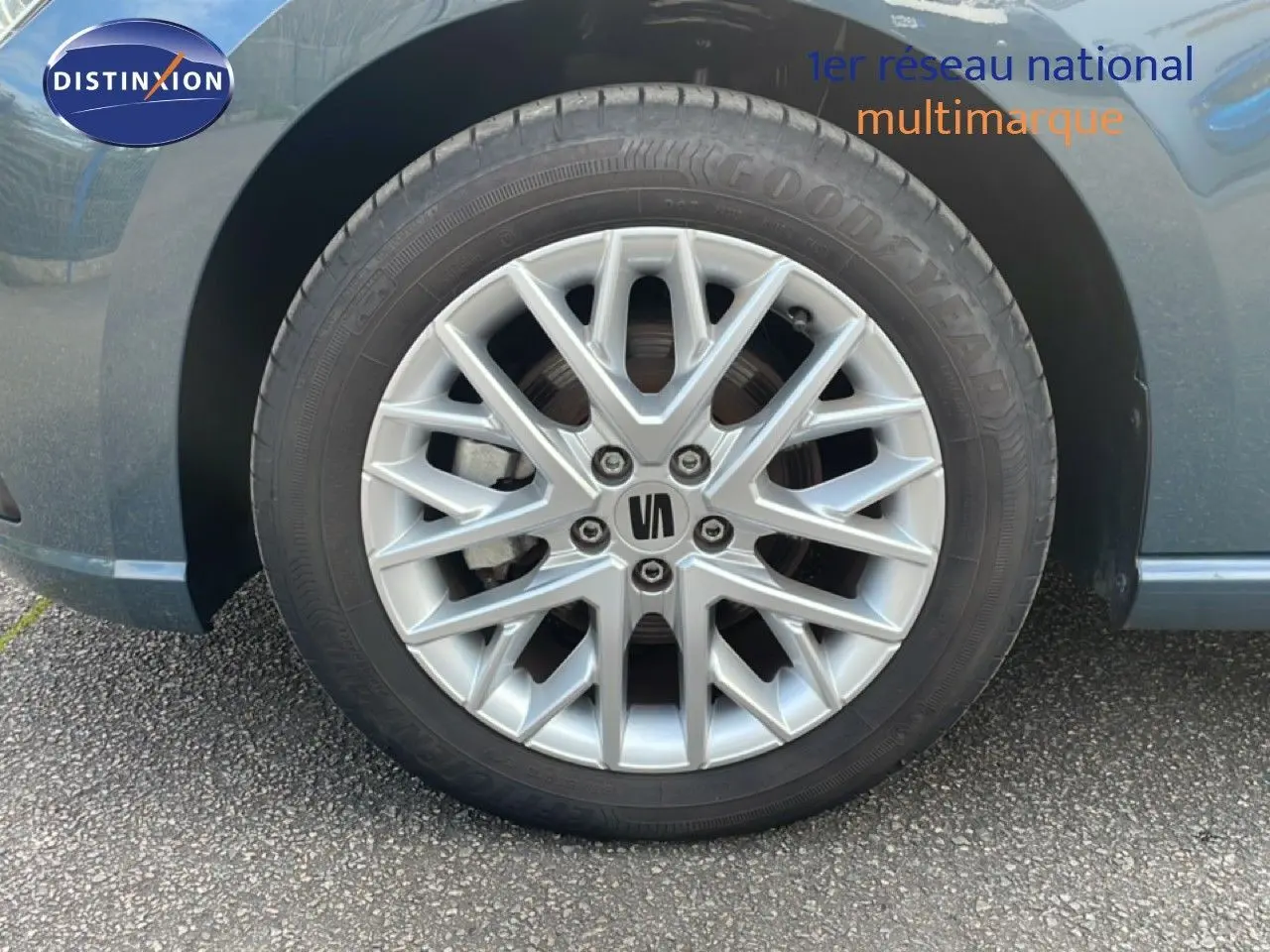 Gros plan sur la roue avant gauche d’une SEAT Ibiza bleu fjord avec jante alliage argentée en étoile.