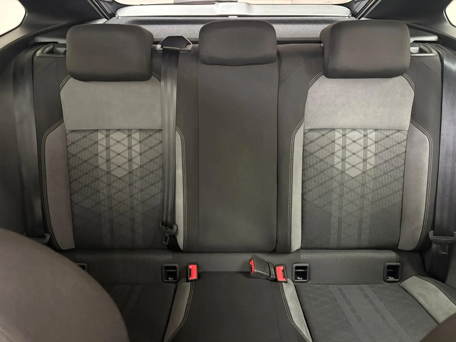 Vue arrière des sièges arrière en tissu noir et gris avec motifs géométriques du Volkswagen Taigo 2024.