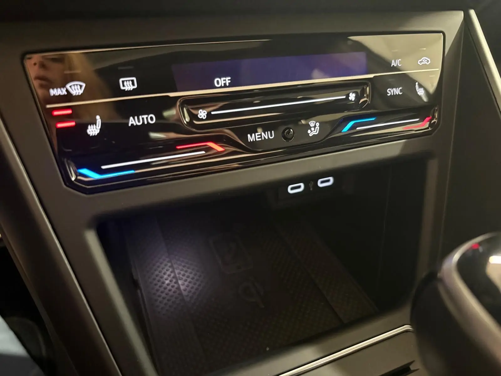 Vue rapprochée du panneau de commande de climatisation et des ports USB du Volkswagen Taigo 1.5 TSI gris cendré.