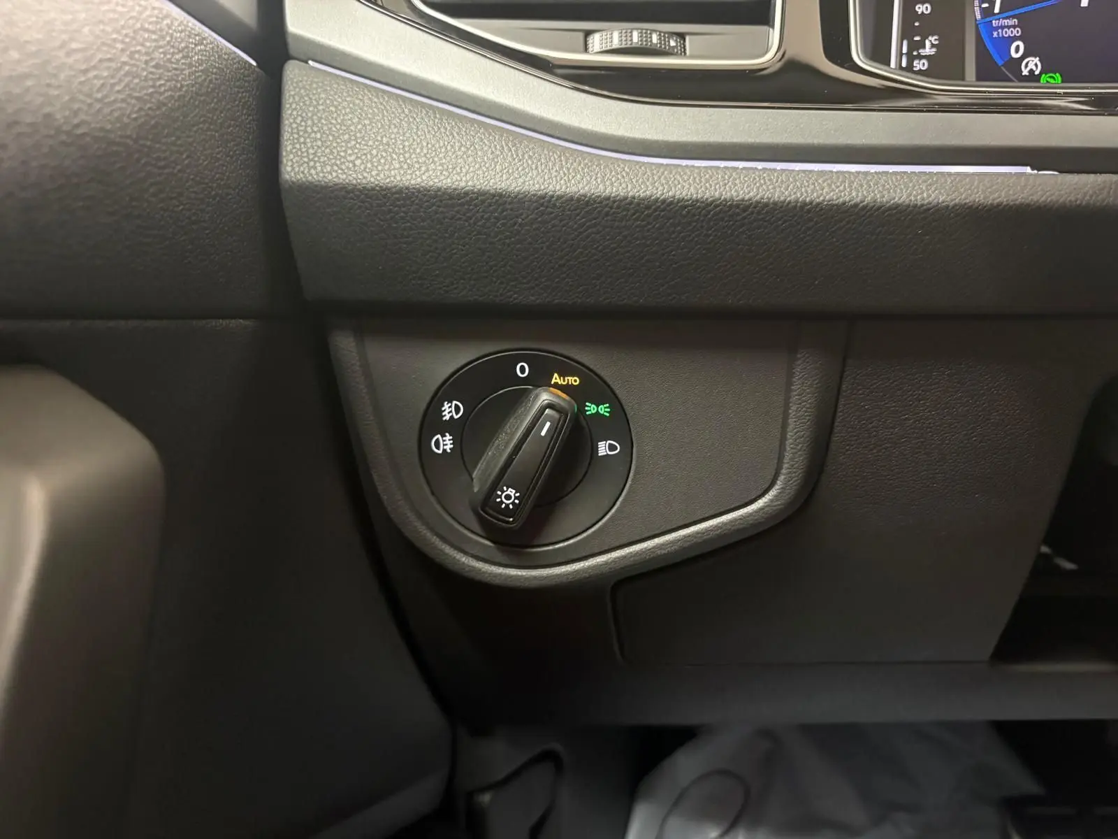 Gros plan sur le bouton de commande des phares dans l’habitacle du Volkswagen Taigo 2024, finition R-Line.