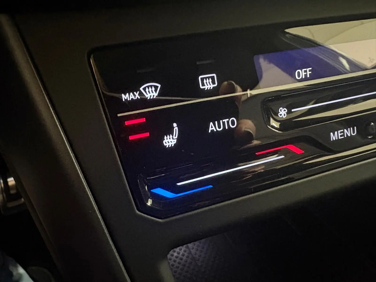 Détail du panneau de commande de la climatisation automatique avec réglage des sièges chauffants sur Volkswagen Taigo gris cendré.