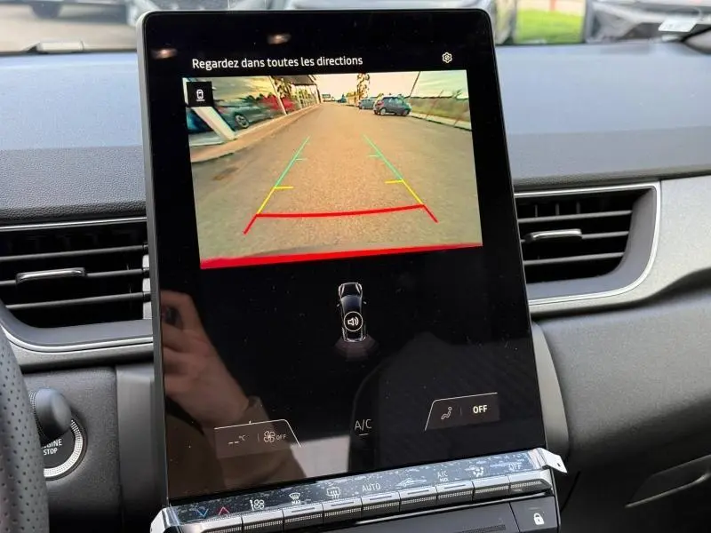 Écran tactile central du Renault Captur 2025 montrant la caméra de recul avec guidage coloré sur route.