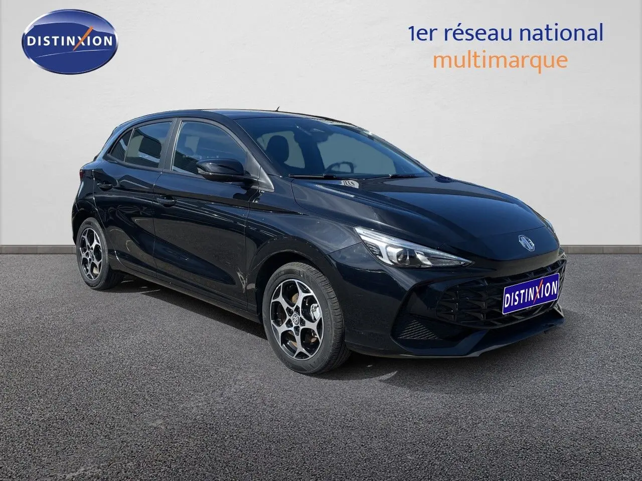 Vue 3/4 avant droite de la MG3 1.5L Hybrid+ 195ch en noir Pebble Black Metal avec jantes alliage distinctives.