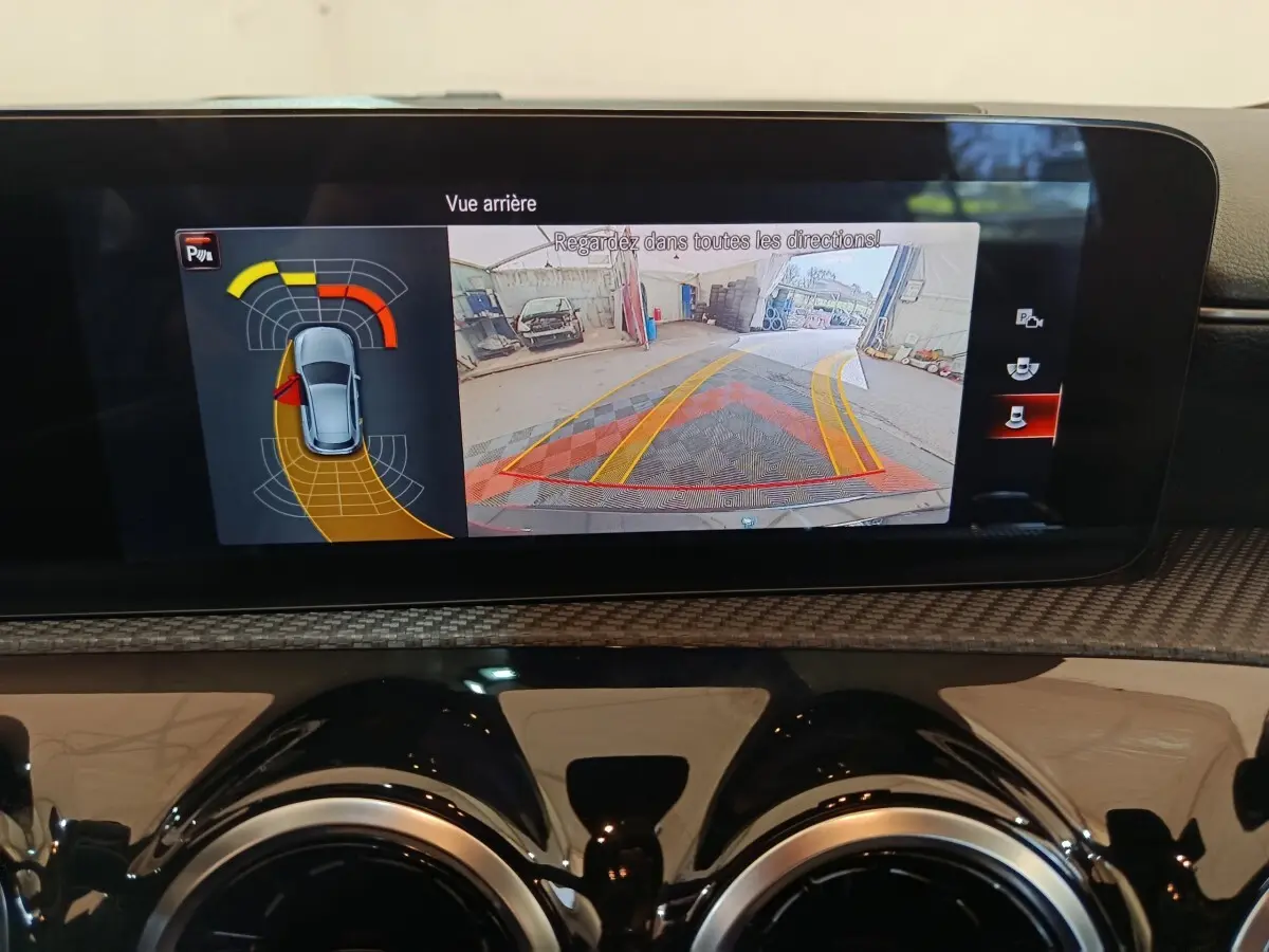 Écran tactile intérieur de la Mercedes Classe A 200 Business Line 2021 montrant la caméra de recul et l’aide au stationnement.