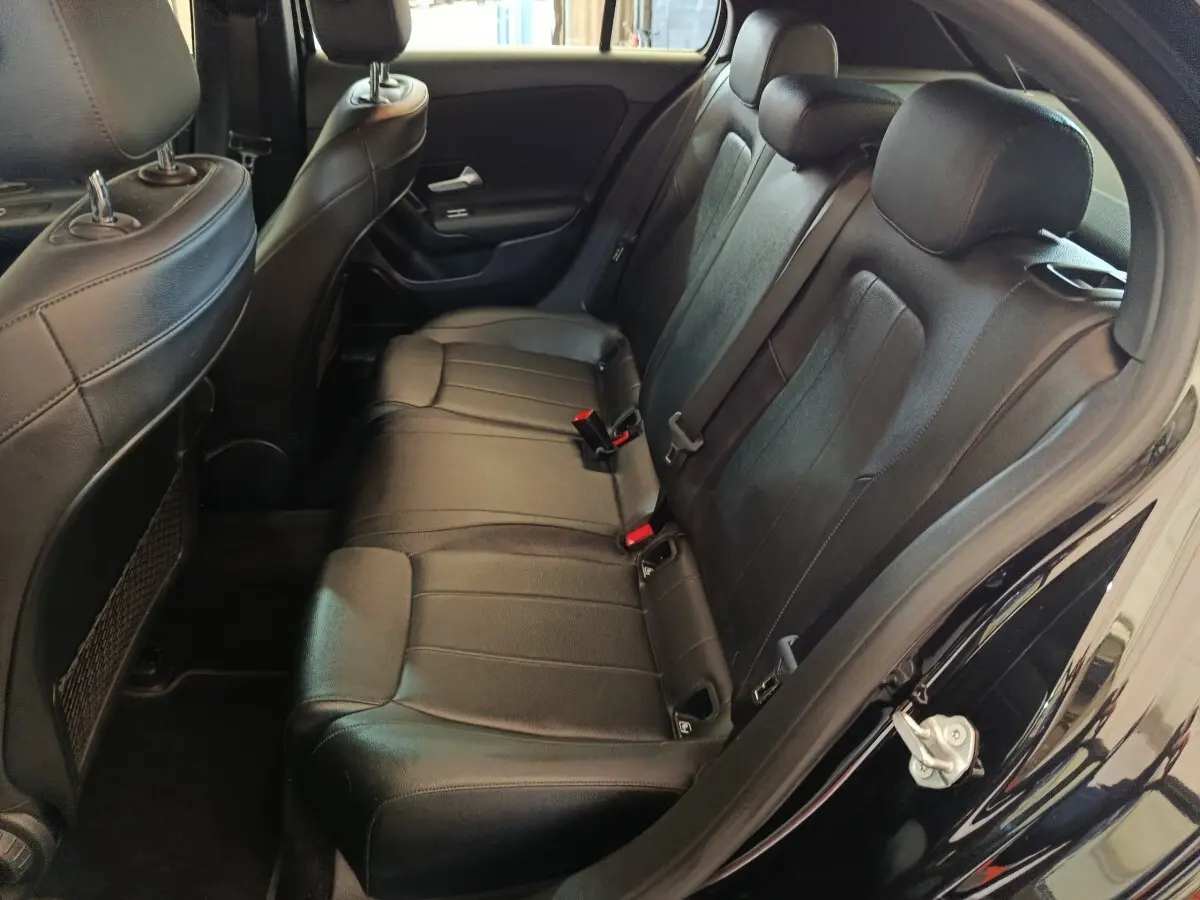 Vue côté droit sur la banquette arrière en cuir noir de la Mercedes Classe A A 200 Business Line 2021.