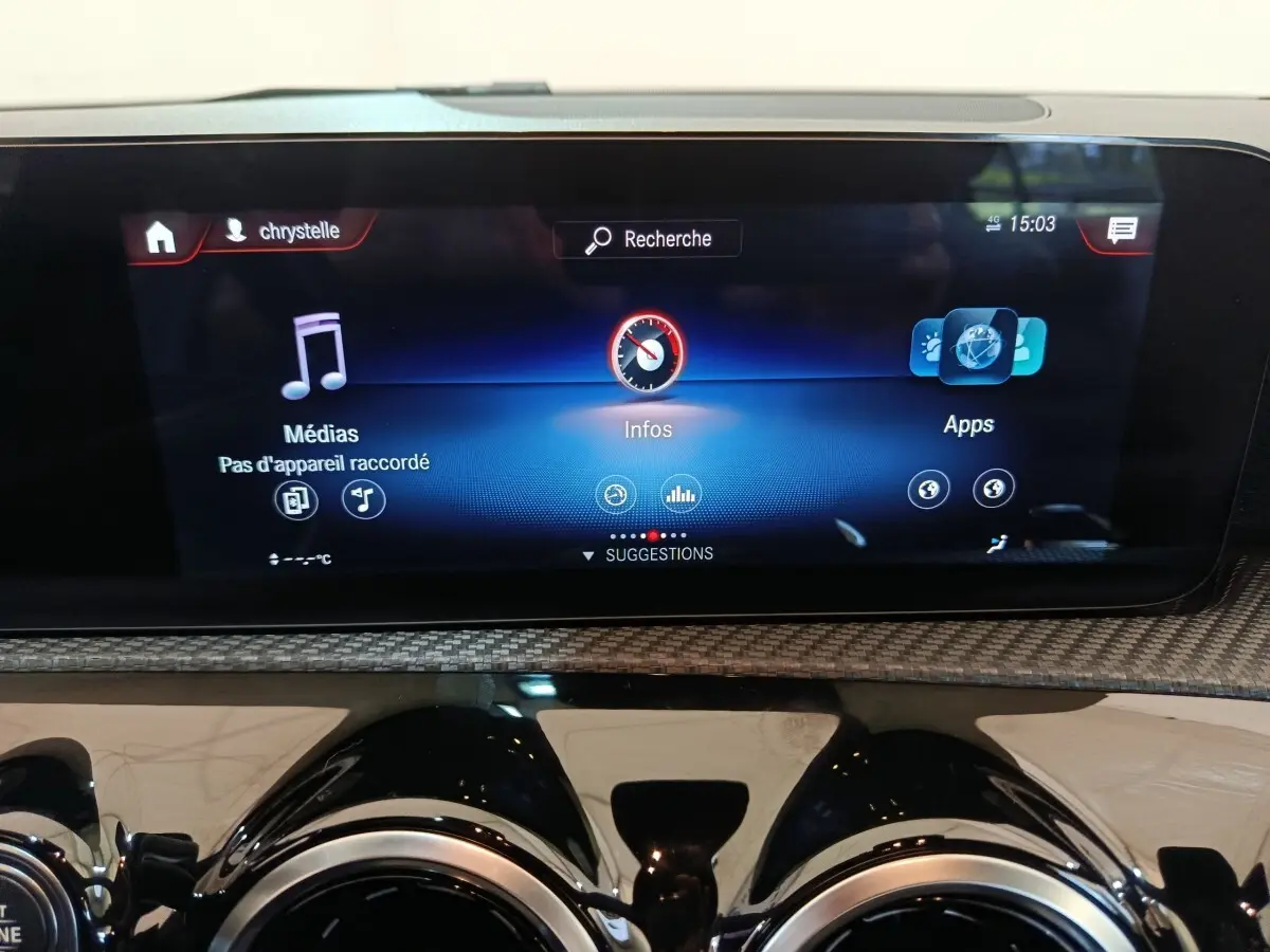 Gros plan sur l'écran tactile central du tableau de bord de la Mercedes Classe A noire, affichant le menu multimédia.