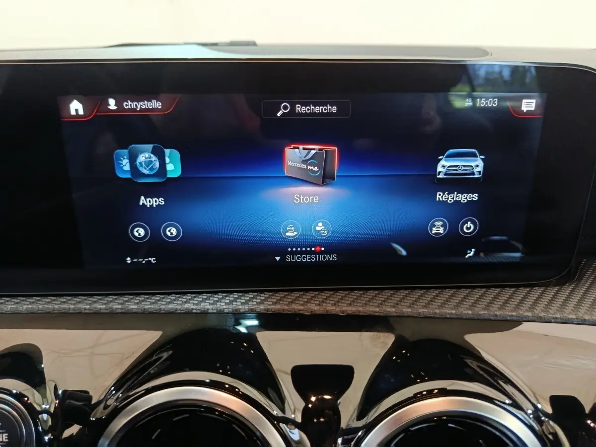 Écran tactile central de la Mercedes Classe A 200 Business Line 2021 affichant le menu principal, avec finition carbone autour.