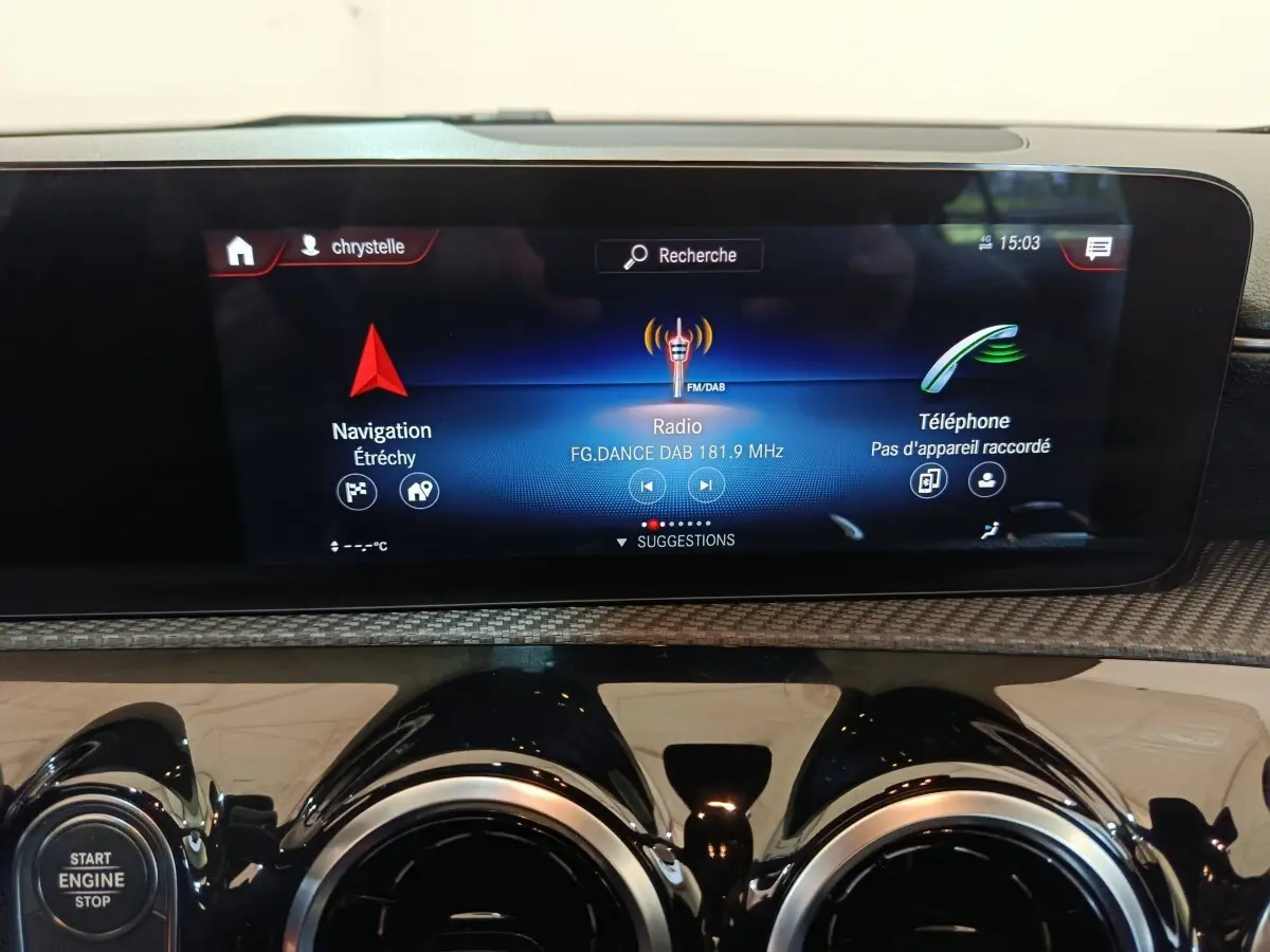 Vue rapprochée de l’écran tactile central noir affichant la navigation, radio et téléphone dans une Mercedes Classe A 200 Business Line.
