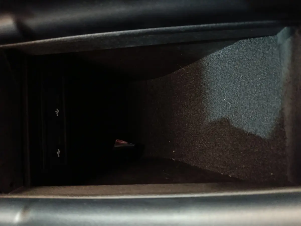 Vue rapprochée de la console centrale noire de la Mercedes Classe A 200 Business Line, montrant les ports USB intégrés.