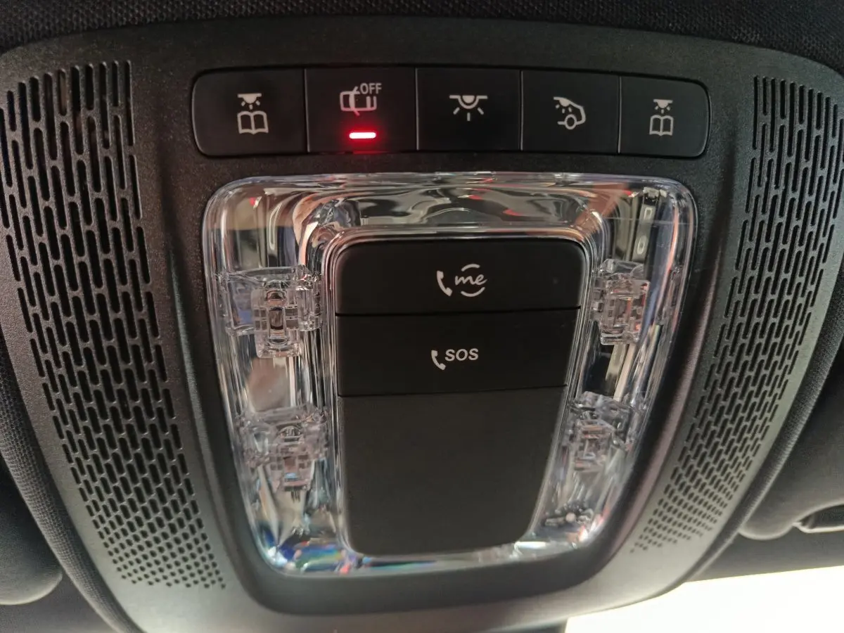 Vue rapprochée du plafonnier noir avec boutons d'appel d'urgence et éclairage intérieur d'une Mercedes Classe A 200 Business Line.