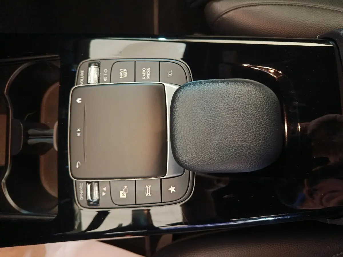 Vue rapprochée du pavé tactile central noir et des commandes multimédias de la Mercedes Classe A A 200 Business Line 2021.
