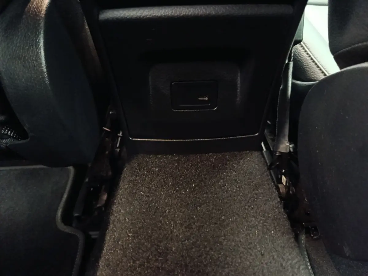 Vue rapprochée de la prise USB arrière et tapis noir dans l’habitacle d’une Mercedes Classe A A 200 Business Line 2021.