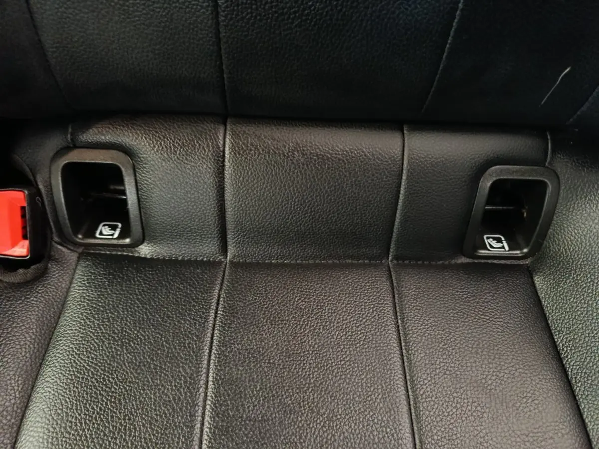 Gros plan sur la banquette arrière noire en cuir avec fixations Isofix visibles sur une Mercedes Classe A 200 Business Line.