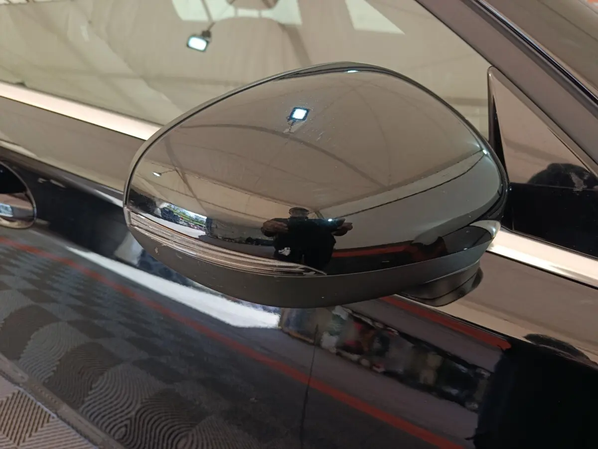 Rétroviseur côté gauche noir brillant de la Mercedes Classe A 200 Business Line 2021 vue en gros plan.