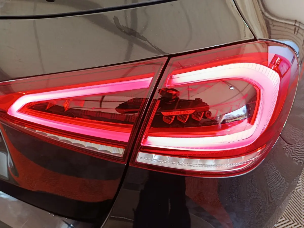Gros plan sur le feu arrière droit rouge allumé d’une Mercedes Classe A noire, version A 200 Business Line.