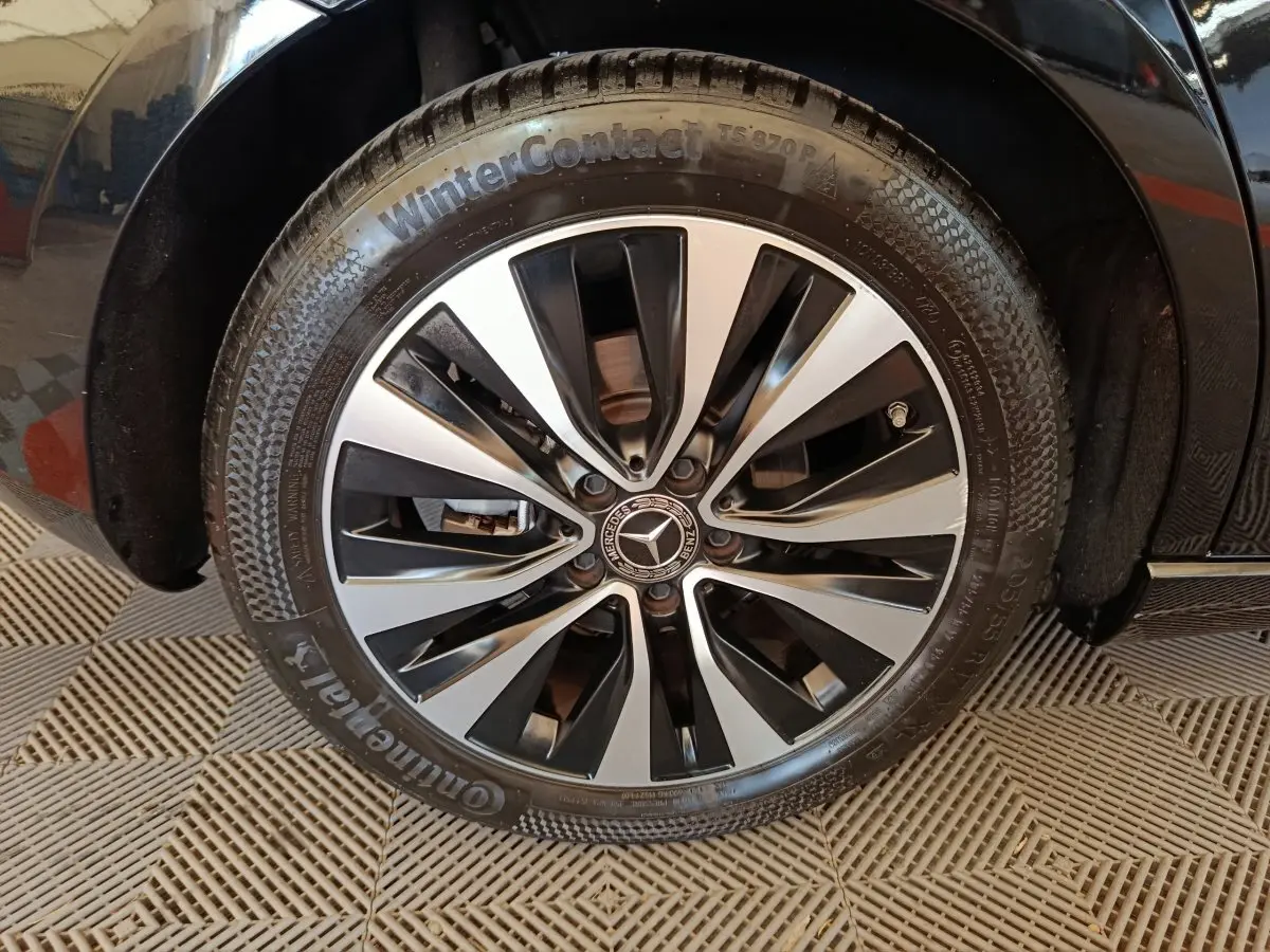 Gros plan sur la roue avant droite noire d'une Mercedes Classe A 200 Business Line avec jante alliage bicolore.