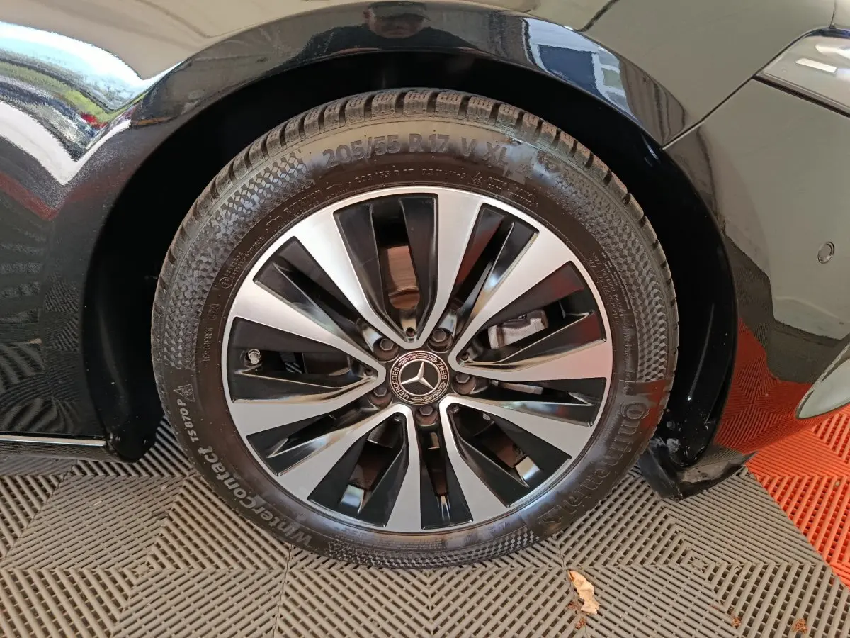 Gros plan sur la roue avant droite noire d'une Mercedes Classe A 200 Business Line 2021 avec jante alliage distinctive.