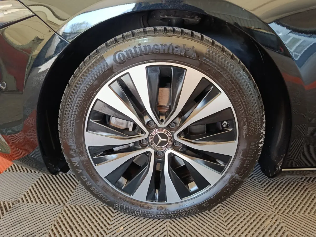 Gros plan sur la roue avant droite noire d'une Mercedes Classe A 200 Business Line avec jante alliage et pneu Continental.