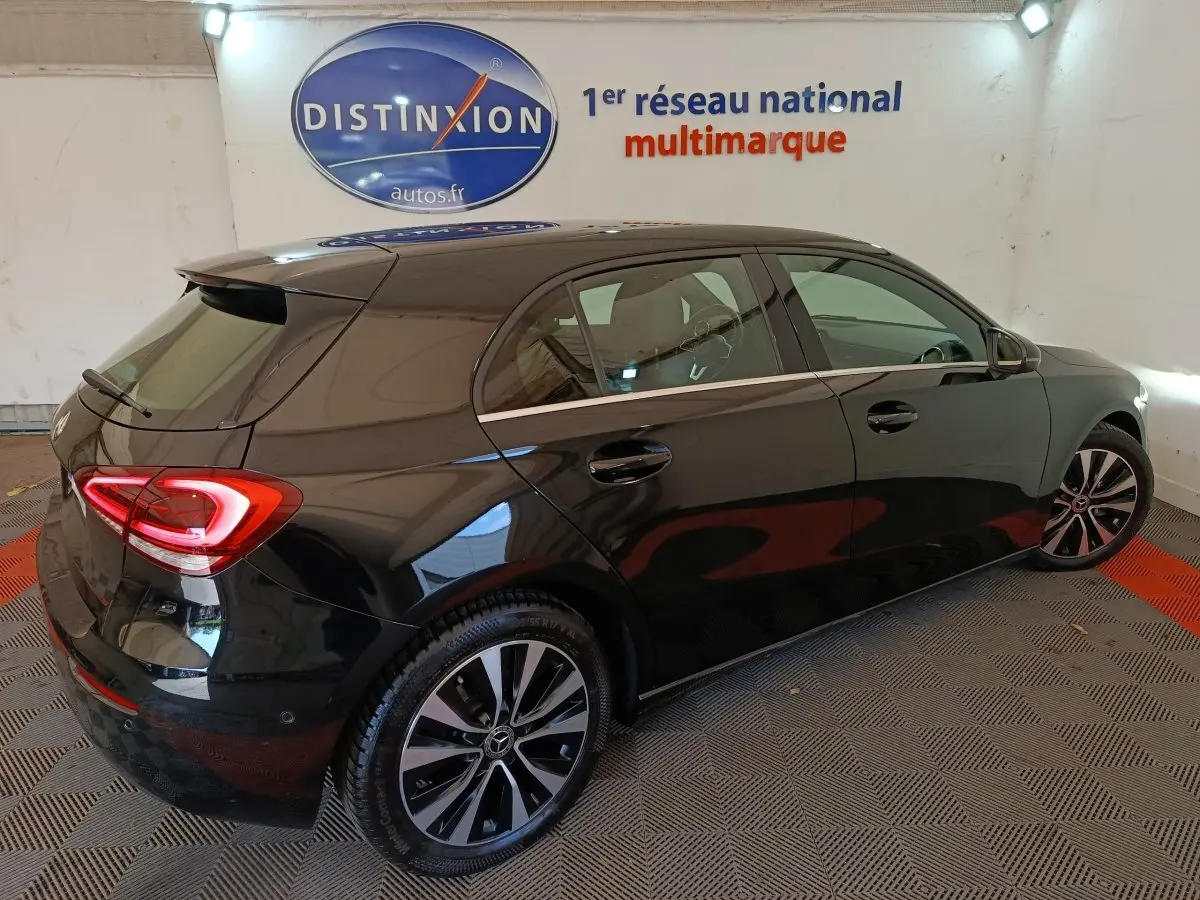 Vue 3/4 arrière droite d'une Mercedes Classe A noire 2021 avec feux LED et jantes alliage distinctives.