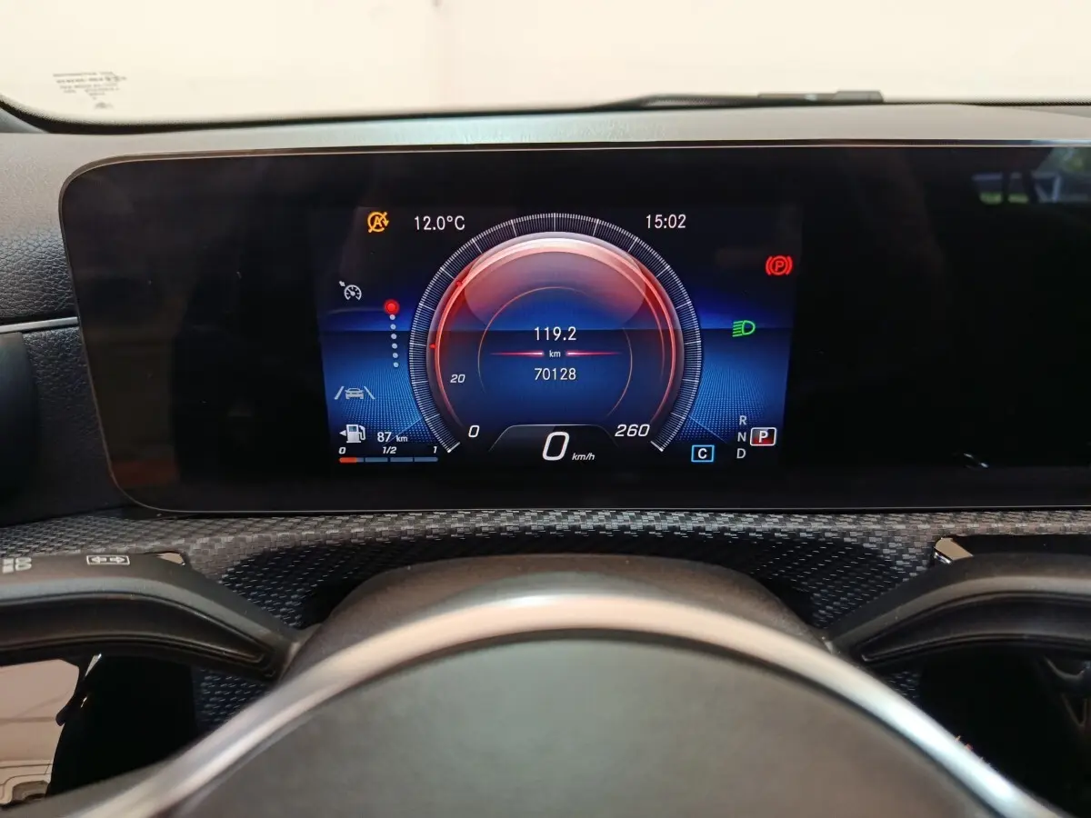 Vue rapprochée du tableau de bord numérique de la Mercedes Classe A 200 Business Line, affichage multifonctions en couleur.