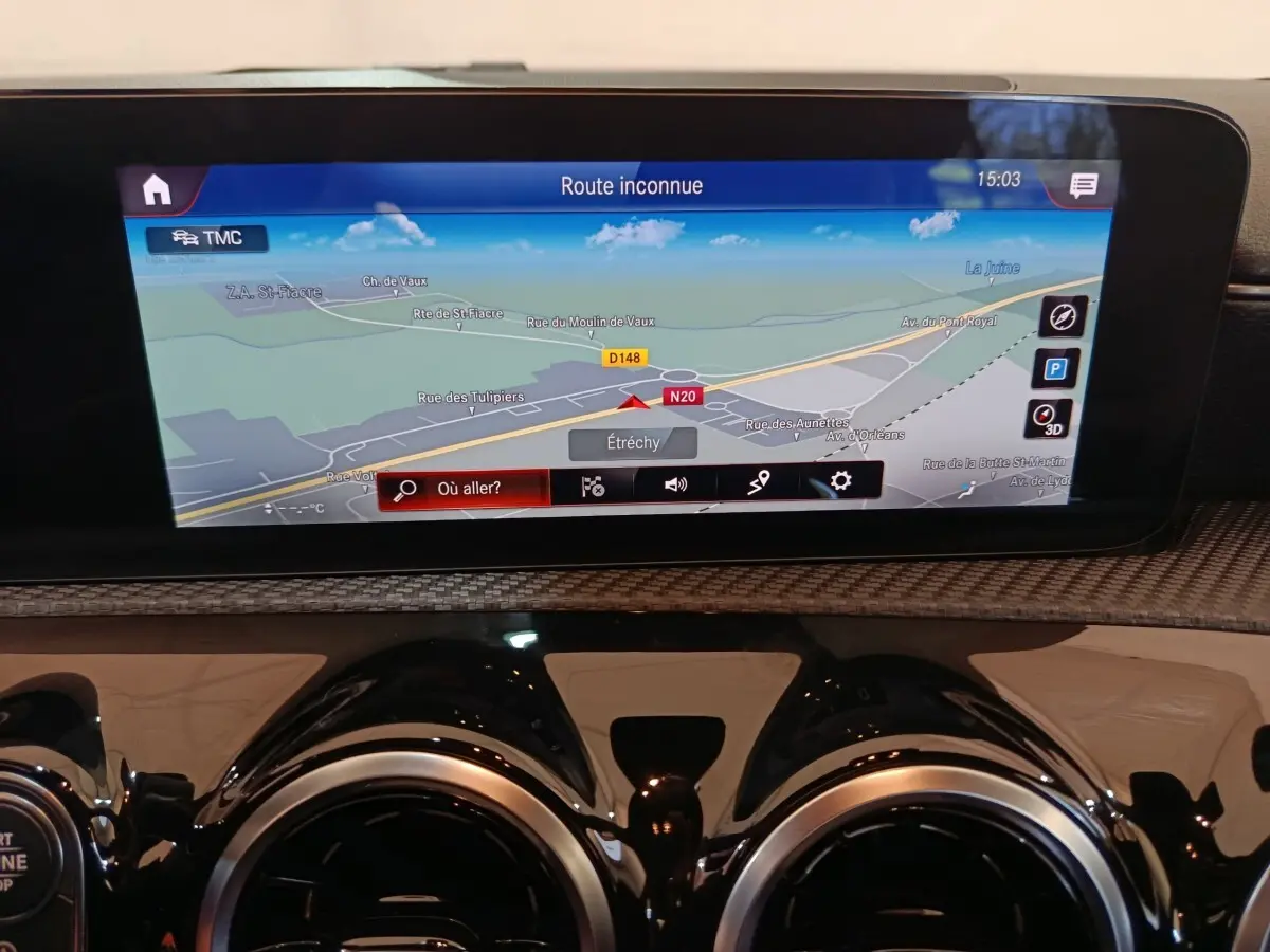 Vue rapprochée de l’écran tactile de navigation 10,3 pouces du tableau de bord noir de la Mercedes Classe A 200 Business Line.