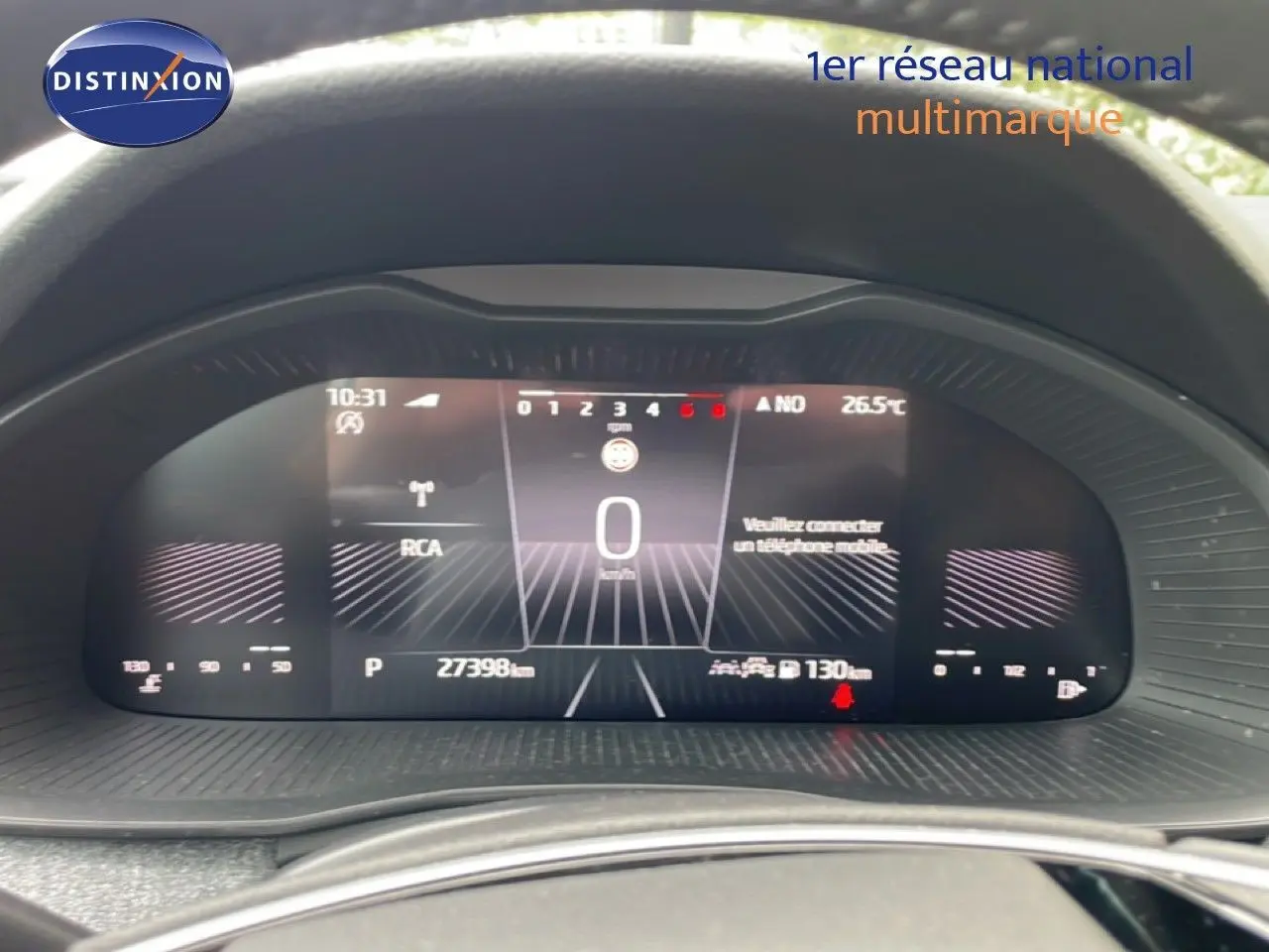 Tableau de bord numérique de la Skoda Scala 2025 affichant la vitesse à 0 km/h et diverses informations de conduite.