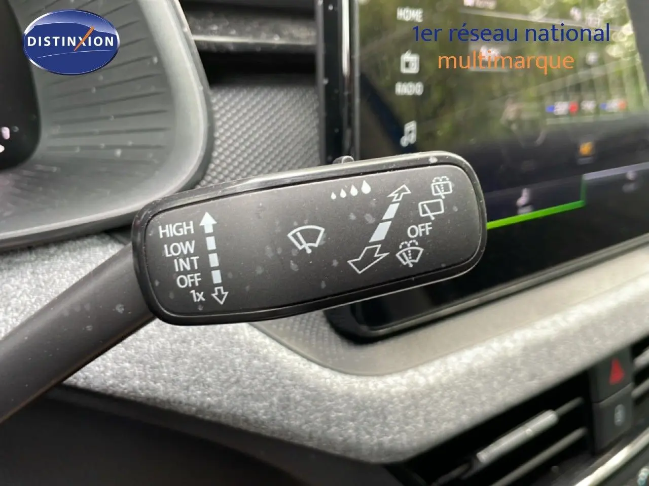 Gros plan sur la commande d’essuie-glace dans l’habitacle gris noir du Skoda Scala 2025, version Bleu Racing Metal.