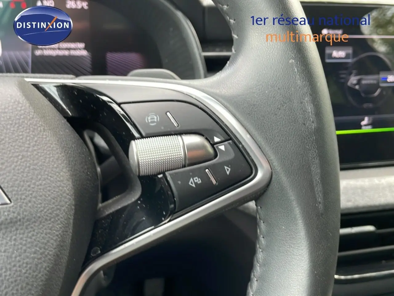 Gros plan sur les commandes au volant en cuir noir de la Skoda Scala 2025, version essence boîte auto.