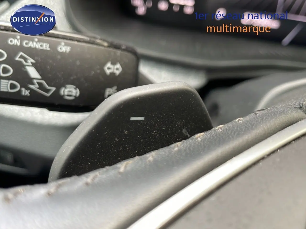 Gros plan sur la palette de changement de vitesse côté droit du volant d'une Skoda Scala 2025, intérieur cuir noir.