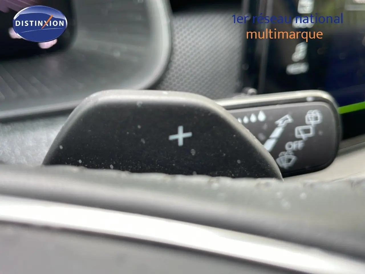Gros plan sur la palette de changement de vitesse "+" côté droit du volant d'une Skoda Scala 2025.