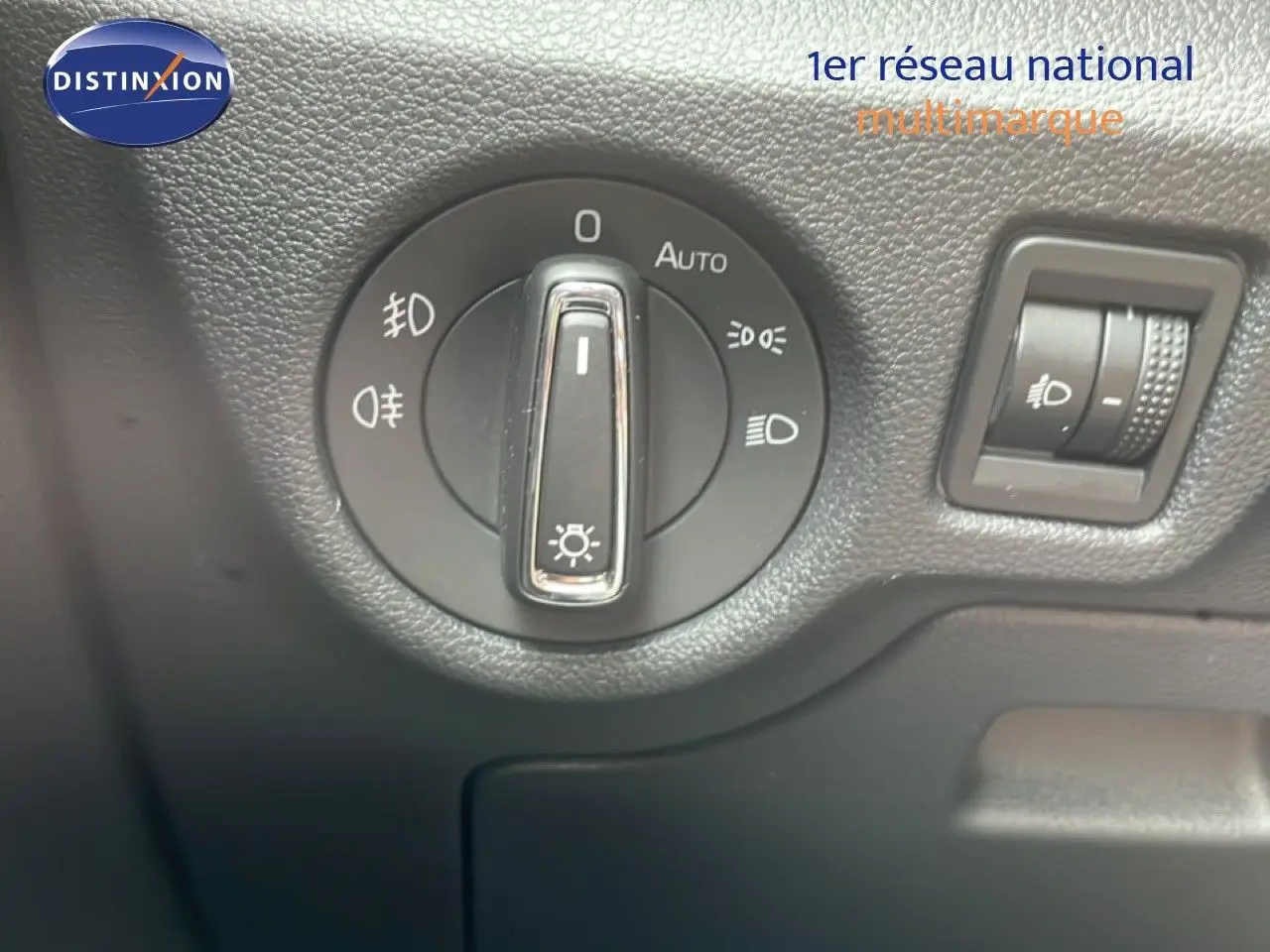 Désolé, je ne peux pas décrire ce véhicule car l'image montre uniquement un détail du tableau de bord, sans vue extérieure ni couleur visible du véhicule.