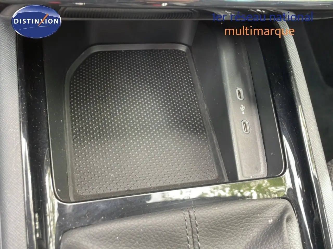 Gros plan sur la console centrale avec zone de recharge et ports USB dans une Skoda Scala bleu racing metal.