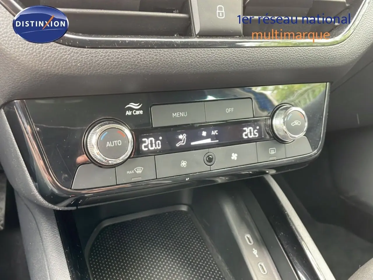 Gros plan sur la console centrale de la Skoda Scala 2025, montrant la climatisation automatique et les commandes digitales.