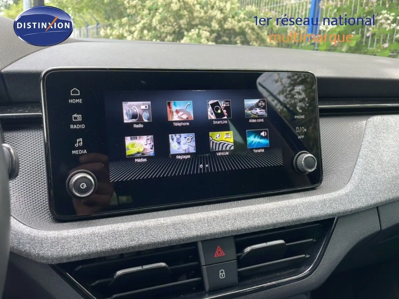 Écran tactile central du tableau de bord de la Skoda Scala 2025 avec interface multimédia et commandes intégrées.