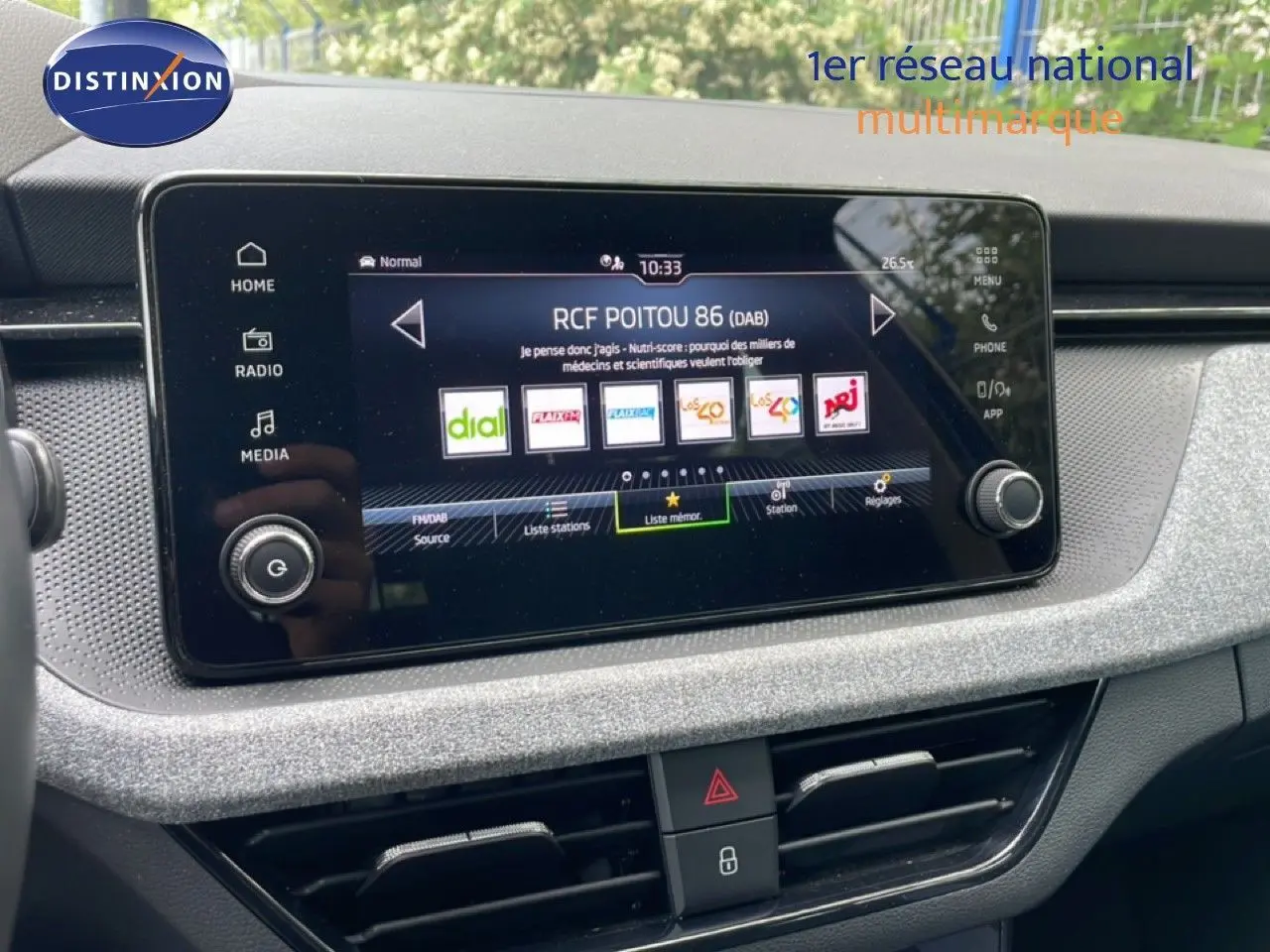 Écran tactile central du tableau de bord de la Skoda Scala 2025 en finition Selection, avec interface radio visible.