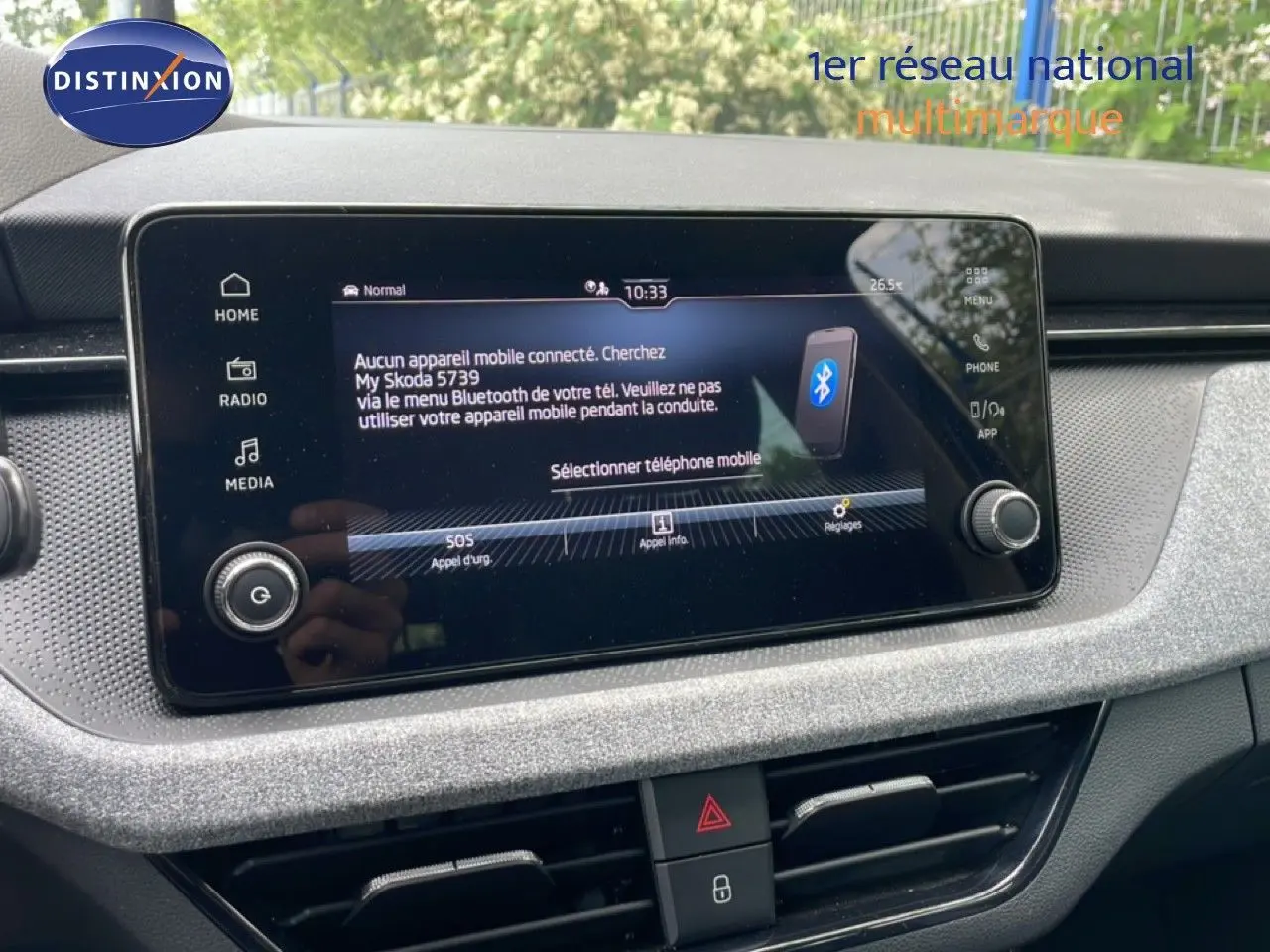 Écran tactile central du tableau de bord de la Skoda Scala 2025, affichant le menu Bluetooth et commandes multimédia.