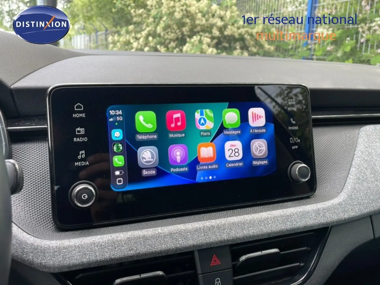 Gros plan sur l’écran tactile central du tableau de bord de la Skoda Scala 2025, affichant l’interface Apple CarPlay.