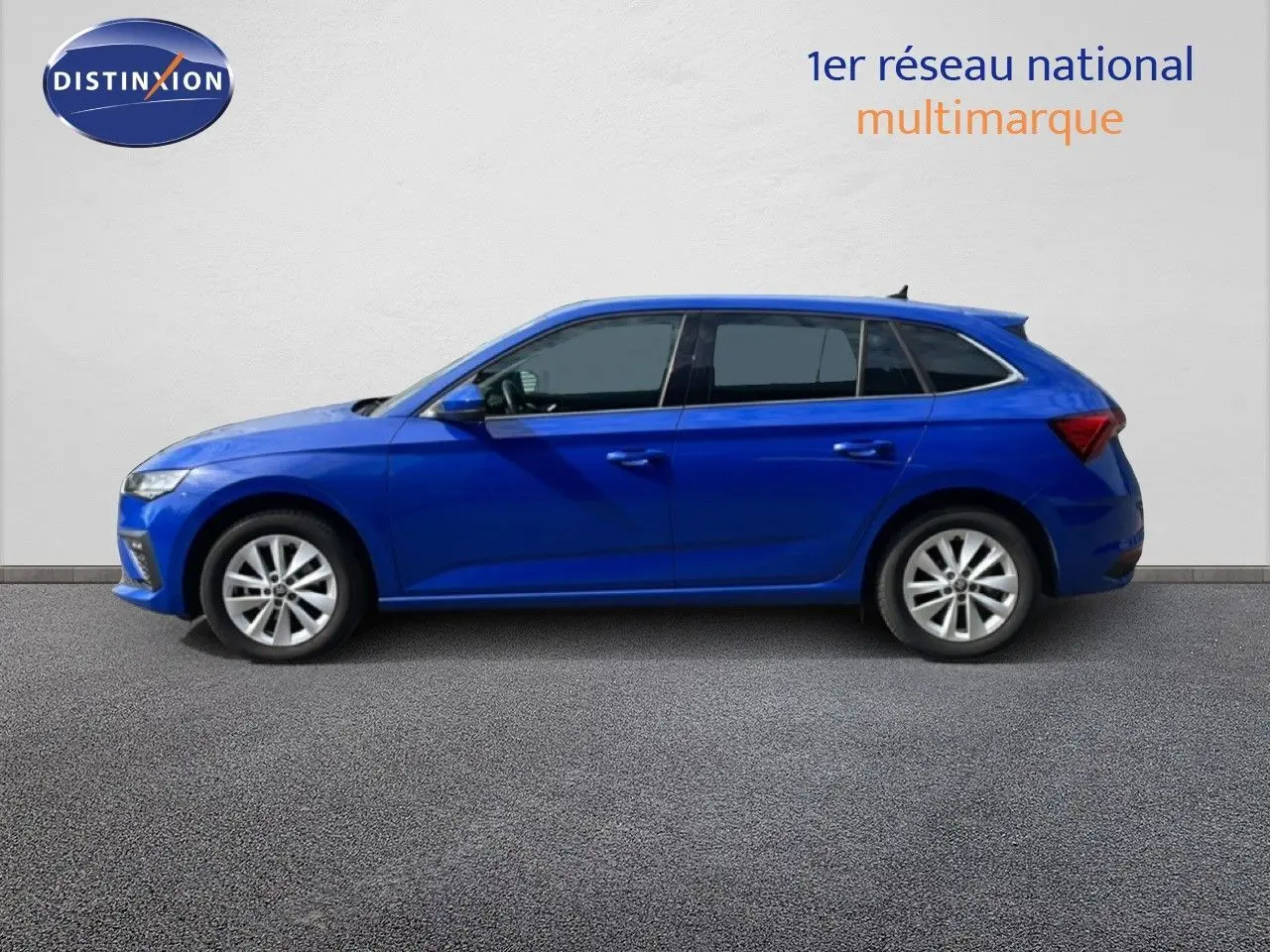 Vue latérale droite d'une Skoda Scala bleu racing metal 2025 avec jantes alliage et vitres teintées.
