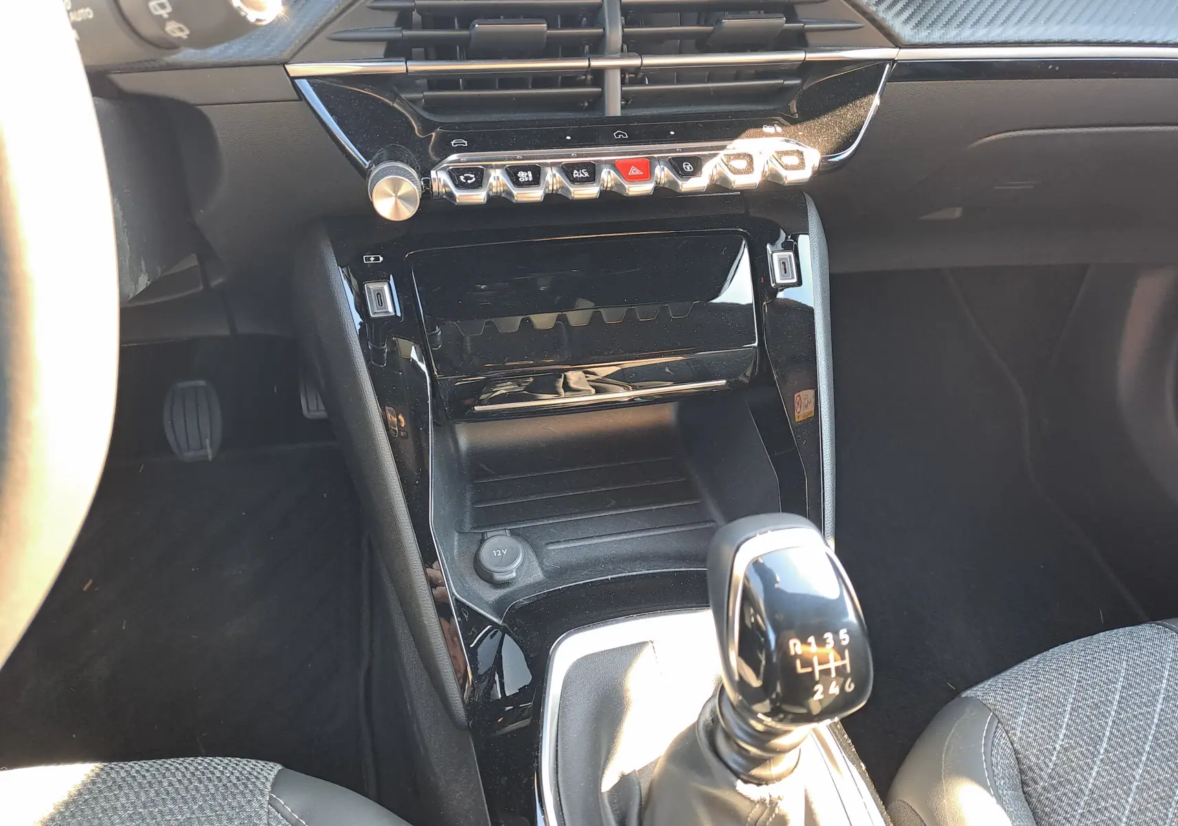 Gros plan sur la console centrale et levier de vitesses manuel du Peugeot 2008 1.2 PureTech 100 Allure 2023.