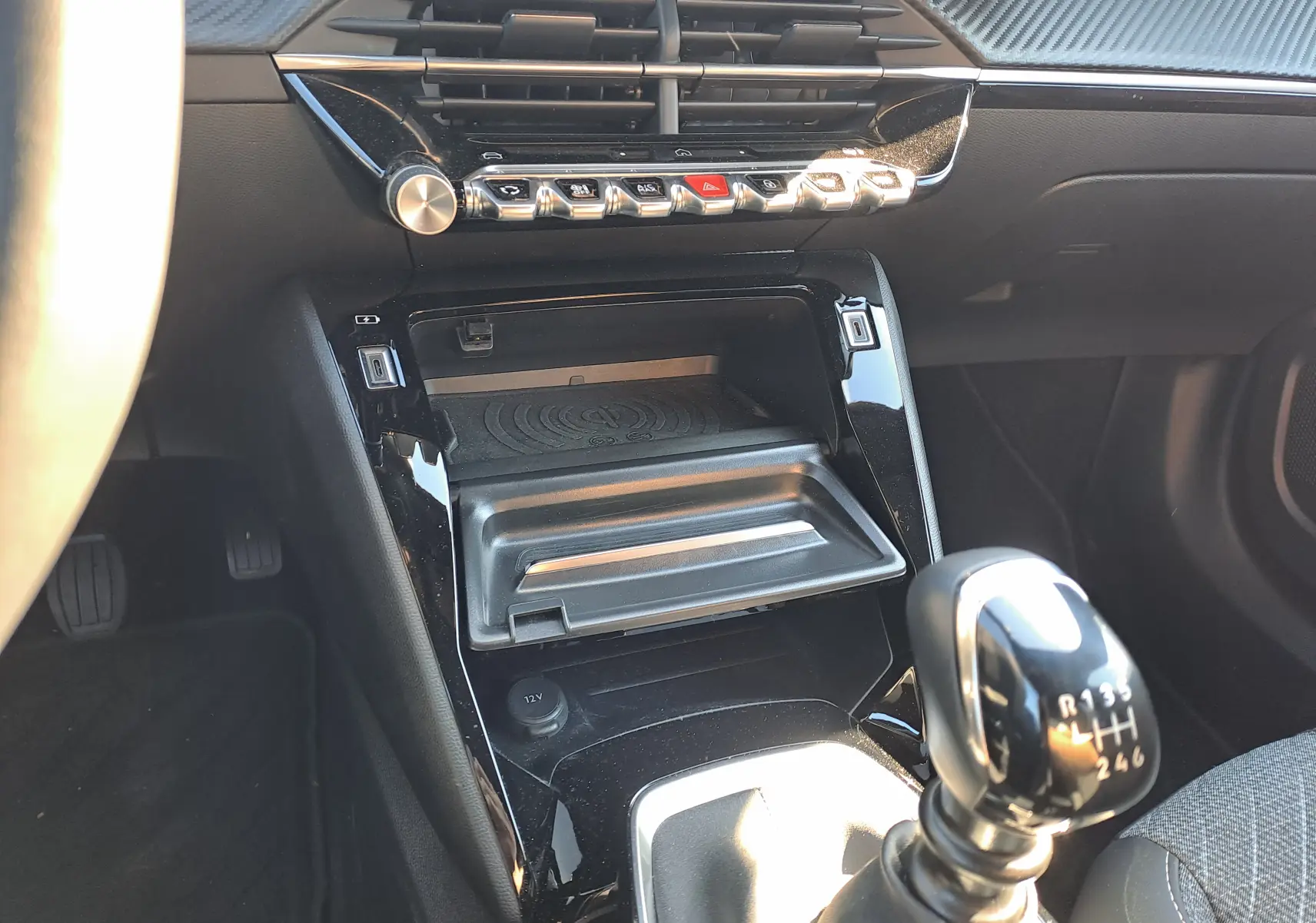 Vue rapprochée de la console centrale du Peugeot 2008 rouge Elixir 2023, mettant en valeur la boîte manuelle à six vitesses.