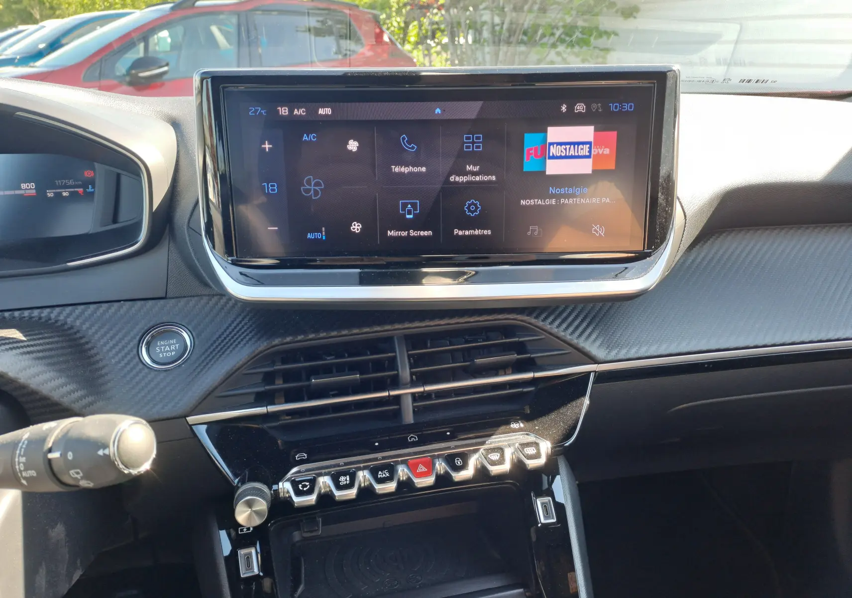 Tableau de bord intérieur du Peugeot 2008 2023 avec écran tactile central et commandes en rangée sous la console.