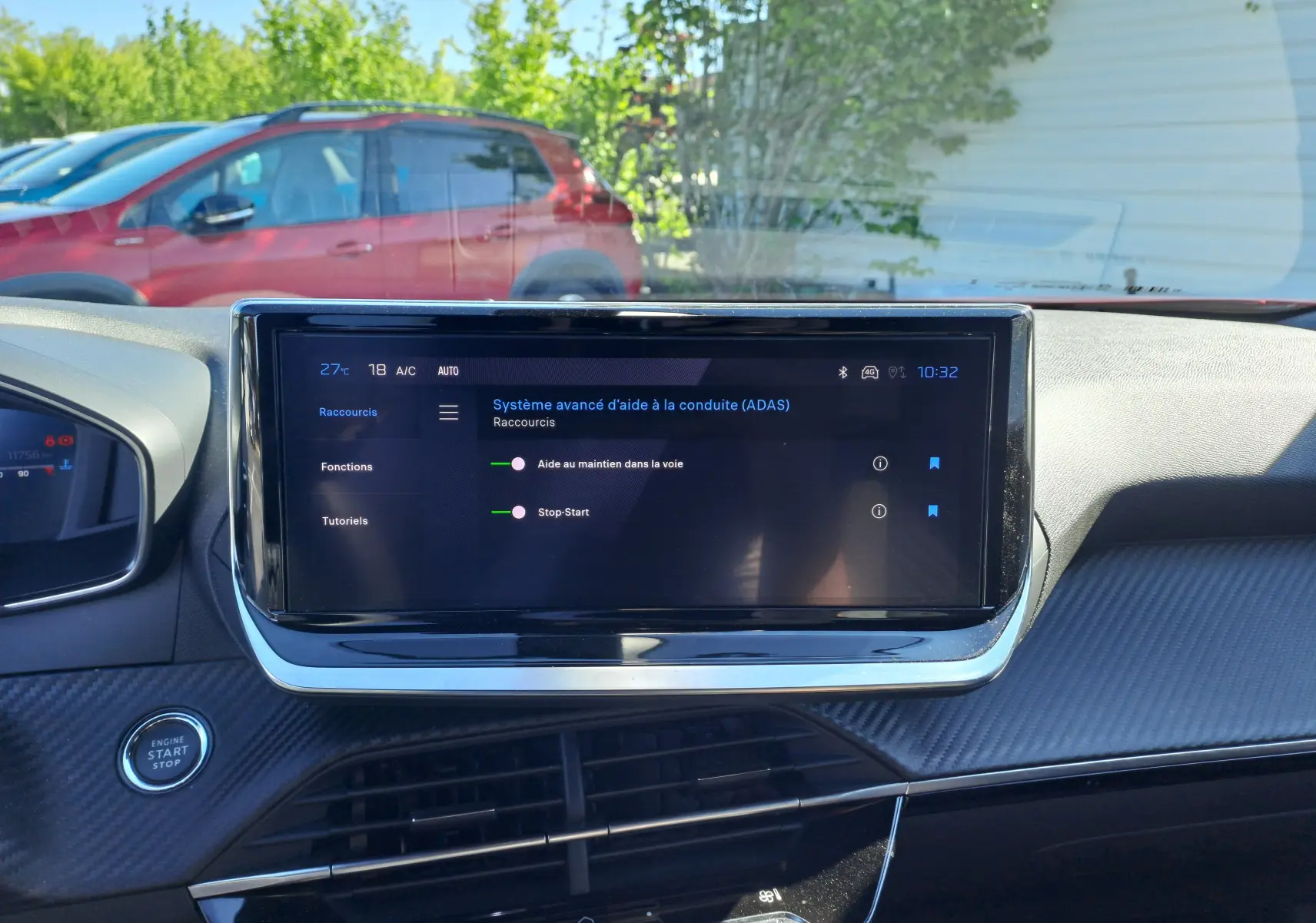 Vue intérieure sur l'écran central du tableau de bord d'un Peugeot 2008 rouge Elixir, affichant l'aide à la conduite avancée.