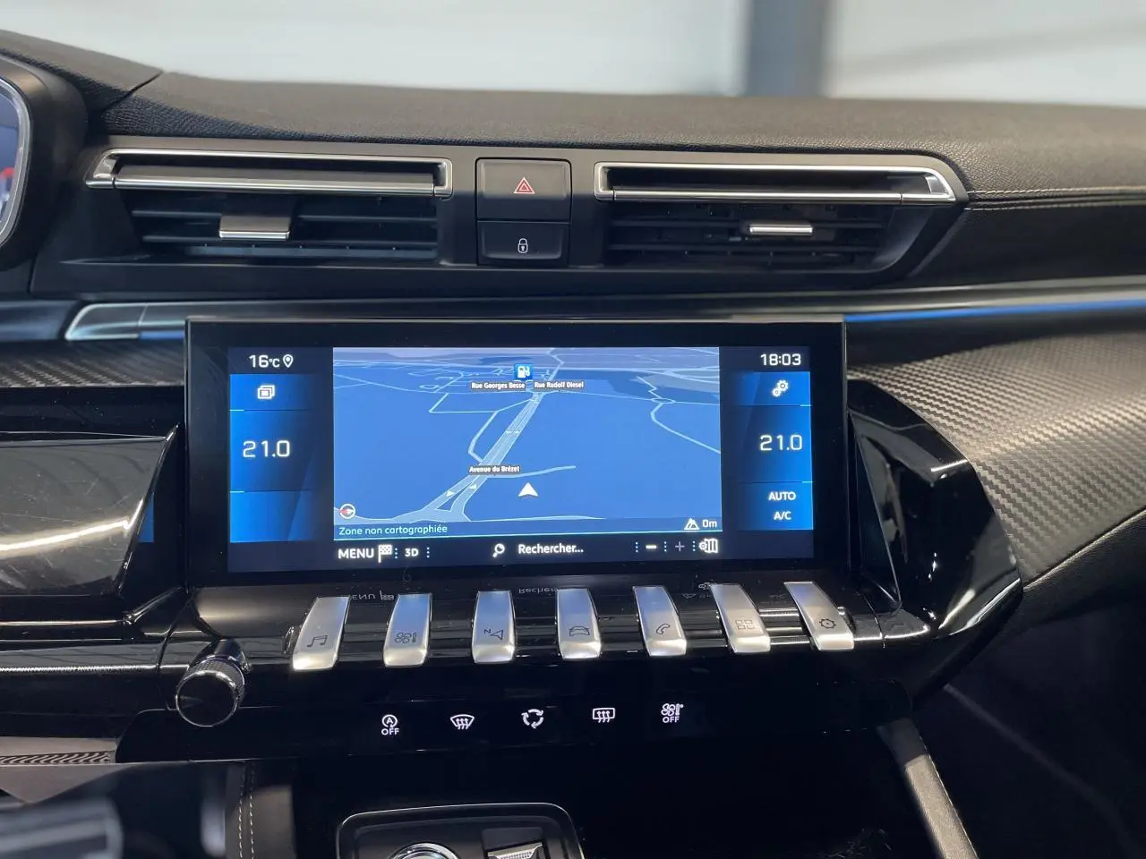 Vue rapprochée de la console centrale du Peugeot 508 SW 2021, écran tactile avec navigation et commandes piano noires.