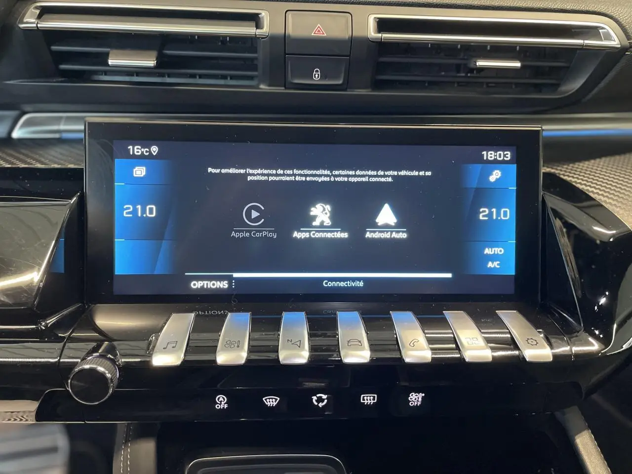 Écran tactile central du tableau de bord du Peugeot 508 SW bleu foncé, avec commandes tactiles et boutons métalliques.